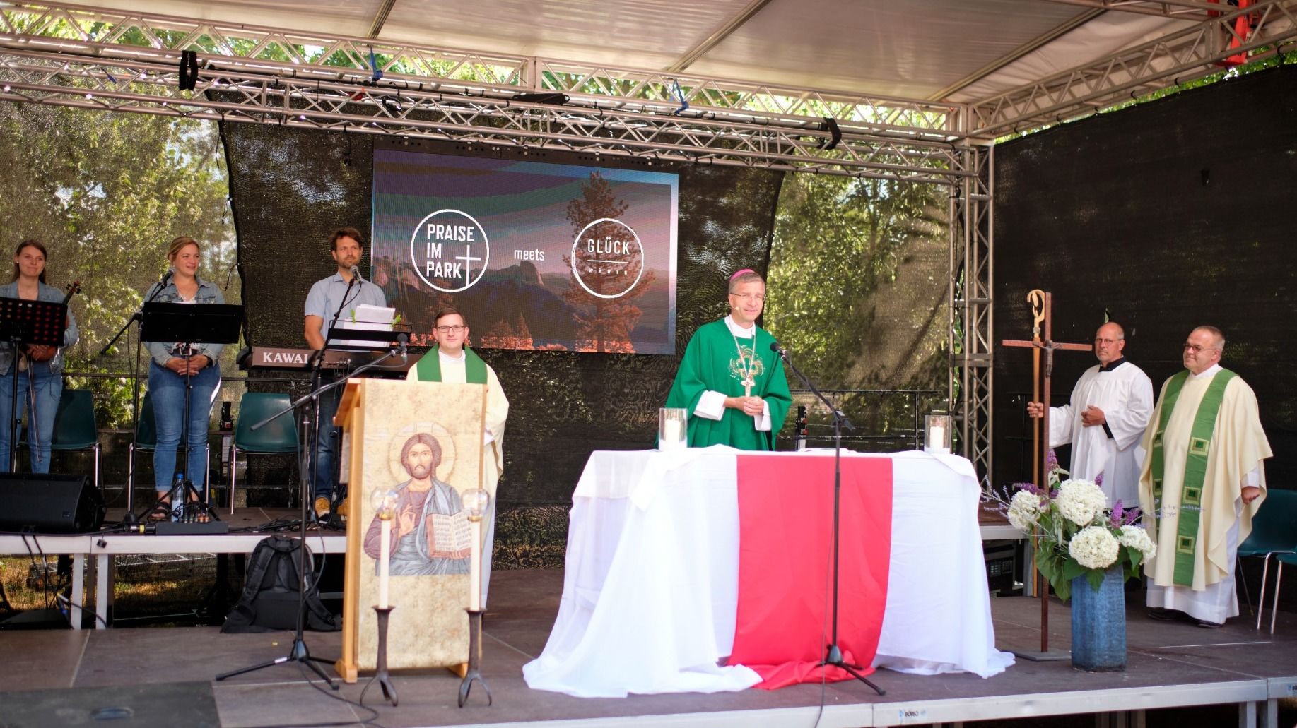Am Samstag wird Bischof Dr. Michael Gerber beim Jugend-Festival „Praise im Park“ wieder einen Gottesdienst im Hünfelder Klosterpark feiern. Foto (Archiv): Bistum Fulda / Lea Hohmann